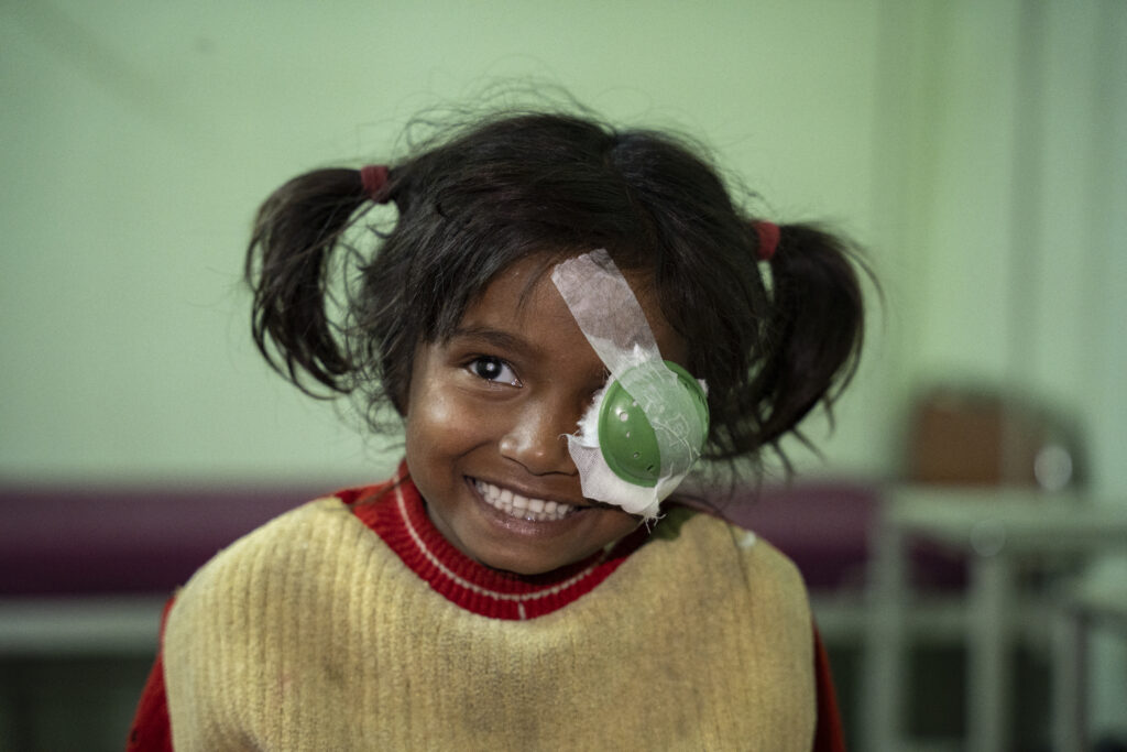 Mädchen, 6, mit Augenpflaster nach Operation